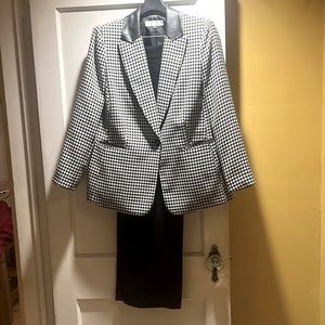 Tahari pantsuit, 14W, houndstooth jacket, collar is pleather but can be replaced